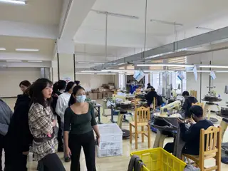 服装设计专业学生参观Sor Cashmere生产设施