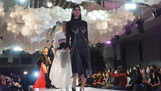 “Floraison fashion-2022” гоёлын даашинзны шоунд Хувцас, дизайны ангийн оюутнуудын 50 гаруй бүтээлийг танилцууллаа