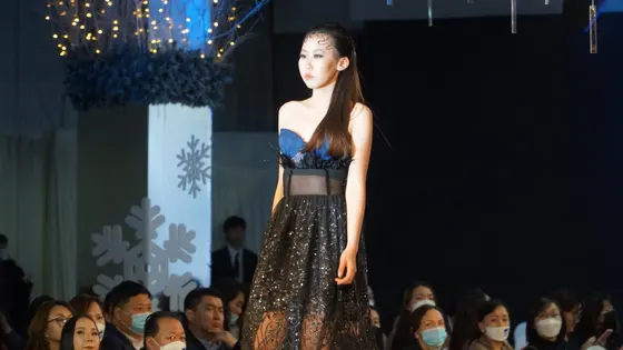 “Floraison fashion-2022” гоёлын даашинзны шоунд Хувцас, дизайны ангийн оюутнуудын 50 гаруй бүтээлийг танилцууллаа