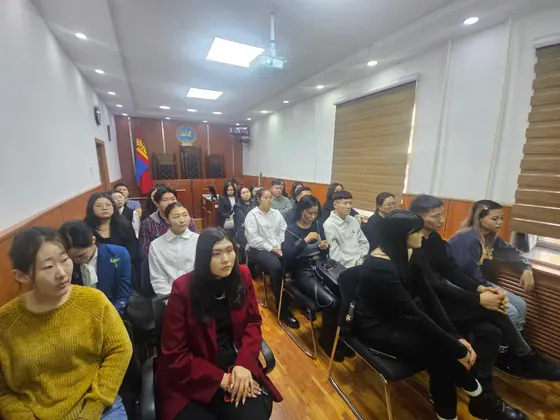 Хууль зүйн сургууль болон Хүмүүнлэгийн сургуулийн Сэтгүүл зүйн тэнхимийн оюутнуудтай дурсамж уулзалт зохион байгууллаа