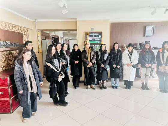 Хувцас дизайны I, II курсийн оюутнууд мэргэжлийн хөгжлийн хөтөлбөрийн хүрээнд гутлын үйлдвэрлэлийн “Best Shoes” ХХК , савхин хувцасны “B&amp;BS” ХХК-тай танилцлаа