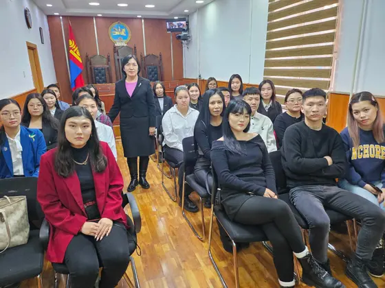Хууль зүйн сургууль болон Хүмүүнлэгийн сургуулийн Сэтгүүл зүйн тэнхимийн оюутнуудтай дурсамж уулзалт зохион байгууллаа