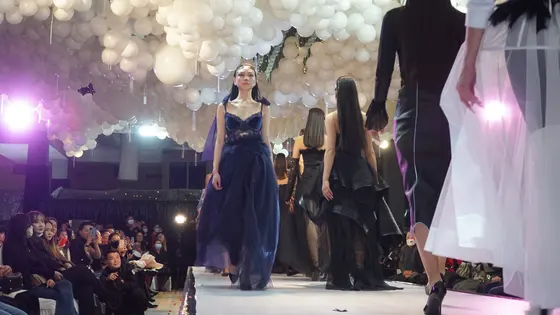 “Floraison fashion-2022” гоёлын даашинзны шоунд Хувцас, дизайны ангийн оюутнуудын 50 гаруй бүтээлийг танилцууллаа